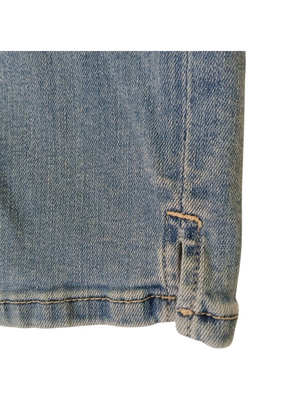 St. Johns Bay Womens 2P Petite Capri Jeans Light Wash Denim 5-Pocket Design #B-3 - Picture 6 of 11